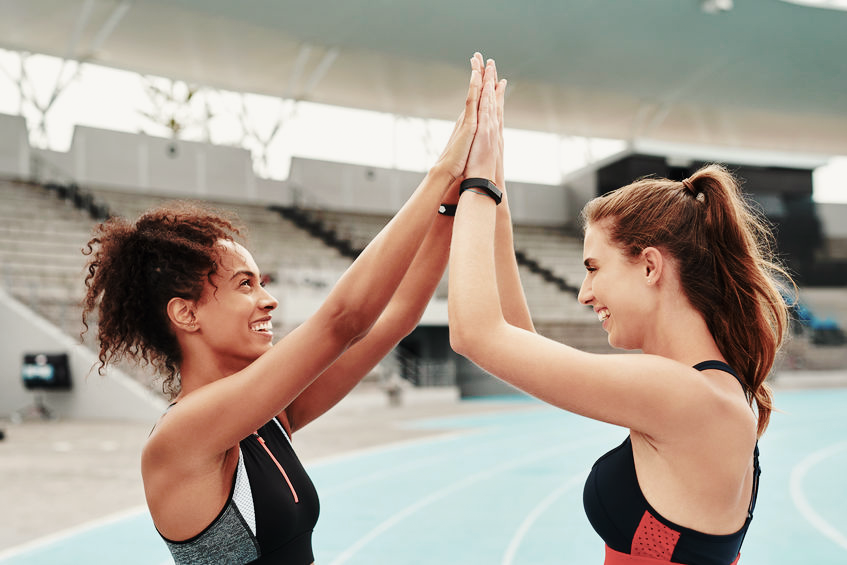 Vrouwen high five na sporten